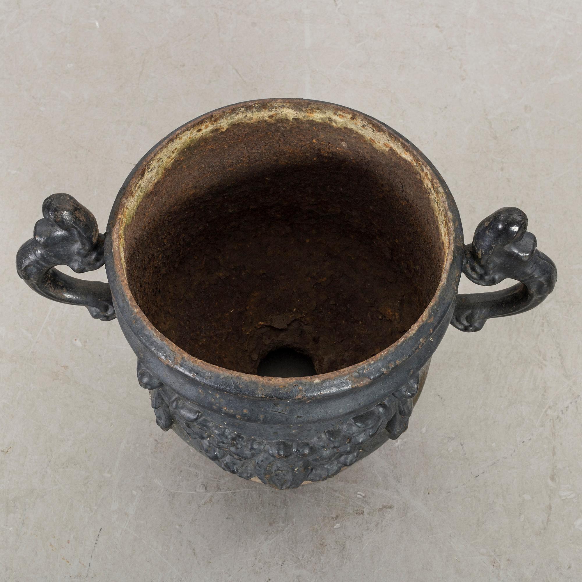 TRÄDGÅRDSURNA / YTTERFODER, gjutjärn, 1900-talets första hälft.