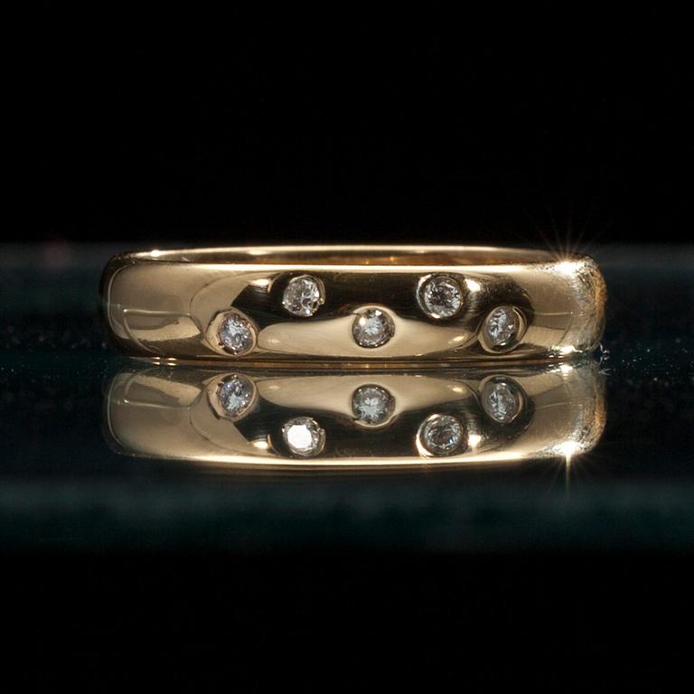 RING, 18K kultaa, 5 små diamanter, tot. ca. 0,15 ct. Finska kontrollstämplar OLL 2005. Vikt 3,6 g.