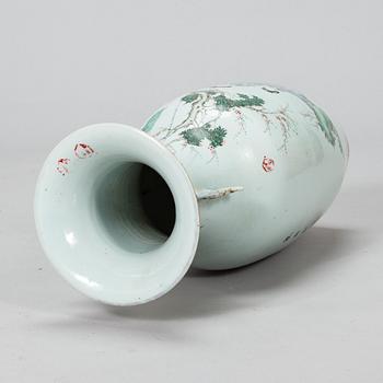 A Chinese porcelain vase by Wang Tong Shun, 20th Century.