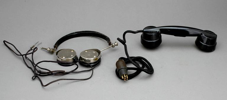 VÄGGTELEFON, med tillbehör, tidigt 1900-tal.