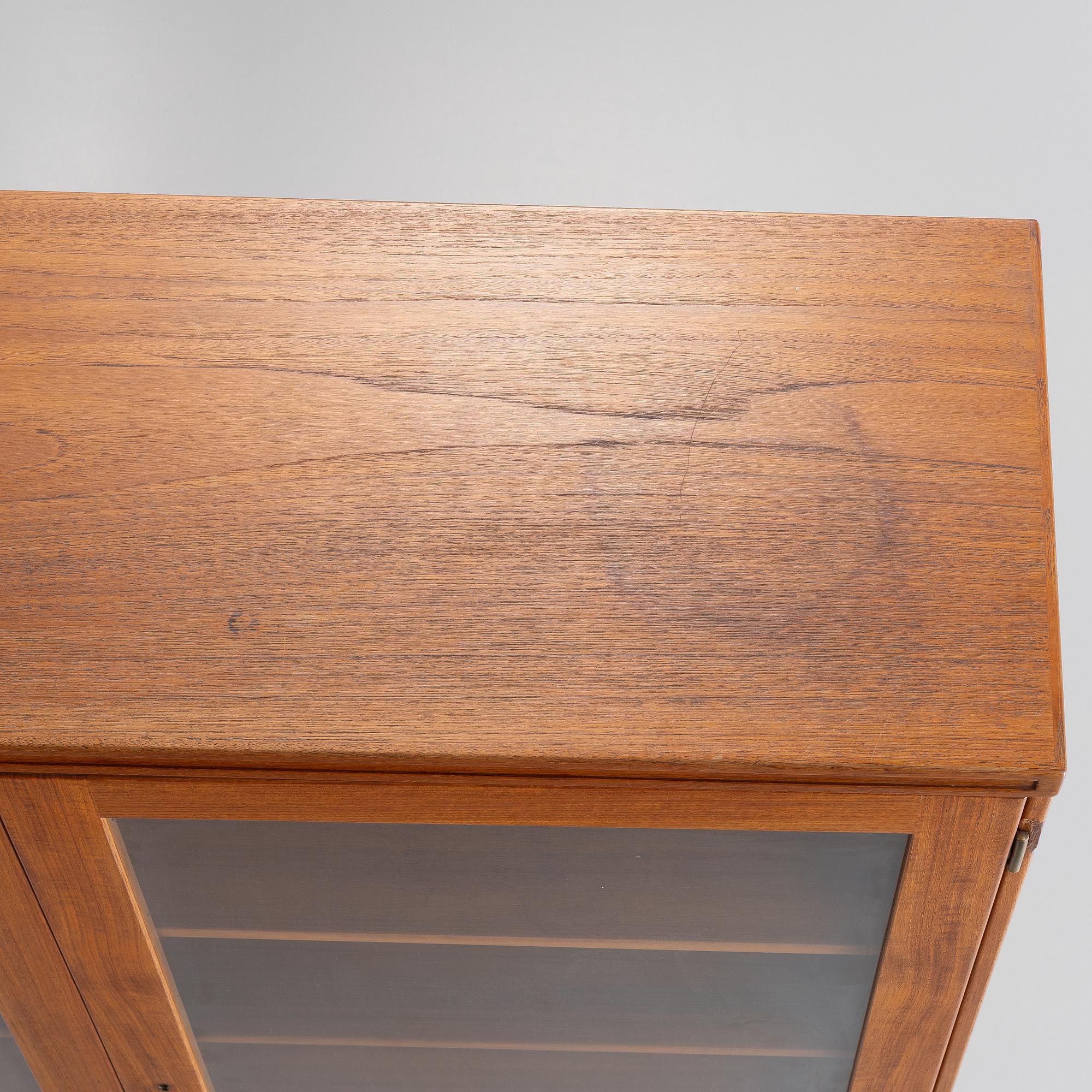 Yngve Ekström, vitrinskåp, "Krus", AB Westbergs Möbler, Tranås,modellen  formgiven 1955.