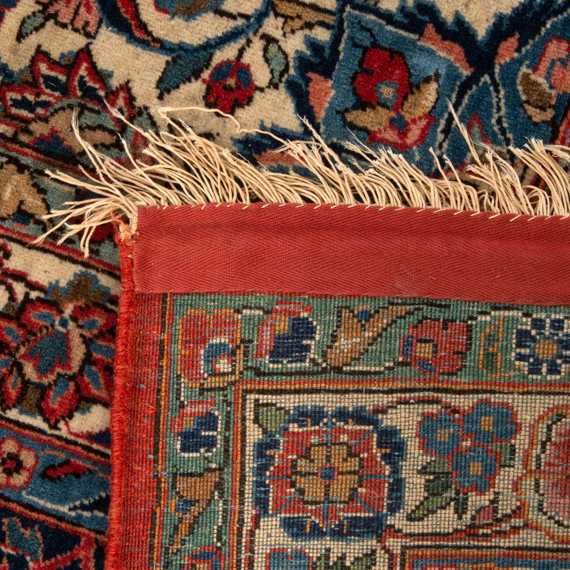 An antiquw Kashan carpet ca 432x323 cm.