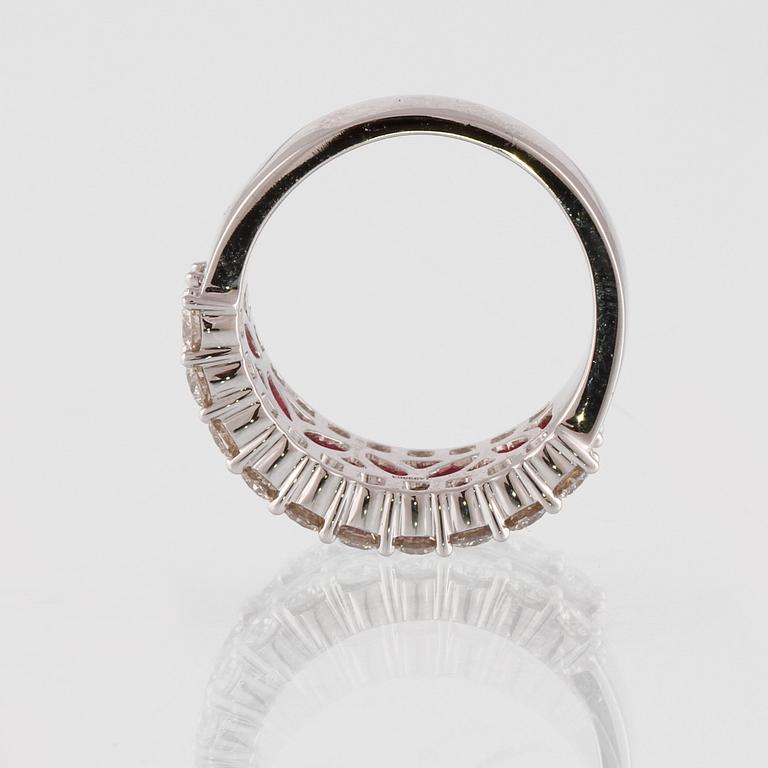 RING, 18K vitguld med 20 briljantslipade diamanter 1.47 ct samt 17 baguettslipade rubiner 1,57 ct. Vikt 9,4 gram.
