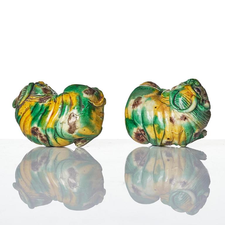 Figuriner, två stycken, porslin. Qingdynastin, Kangxi (1662-1722).