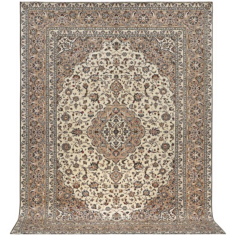 A carpet, Kashan, ca 341 x 240 cm.