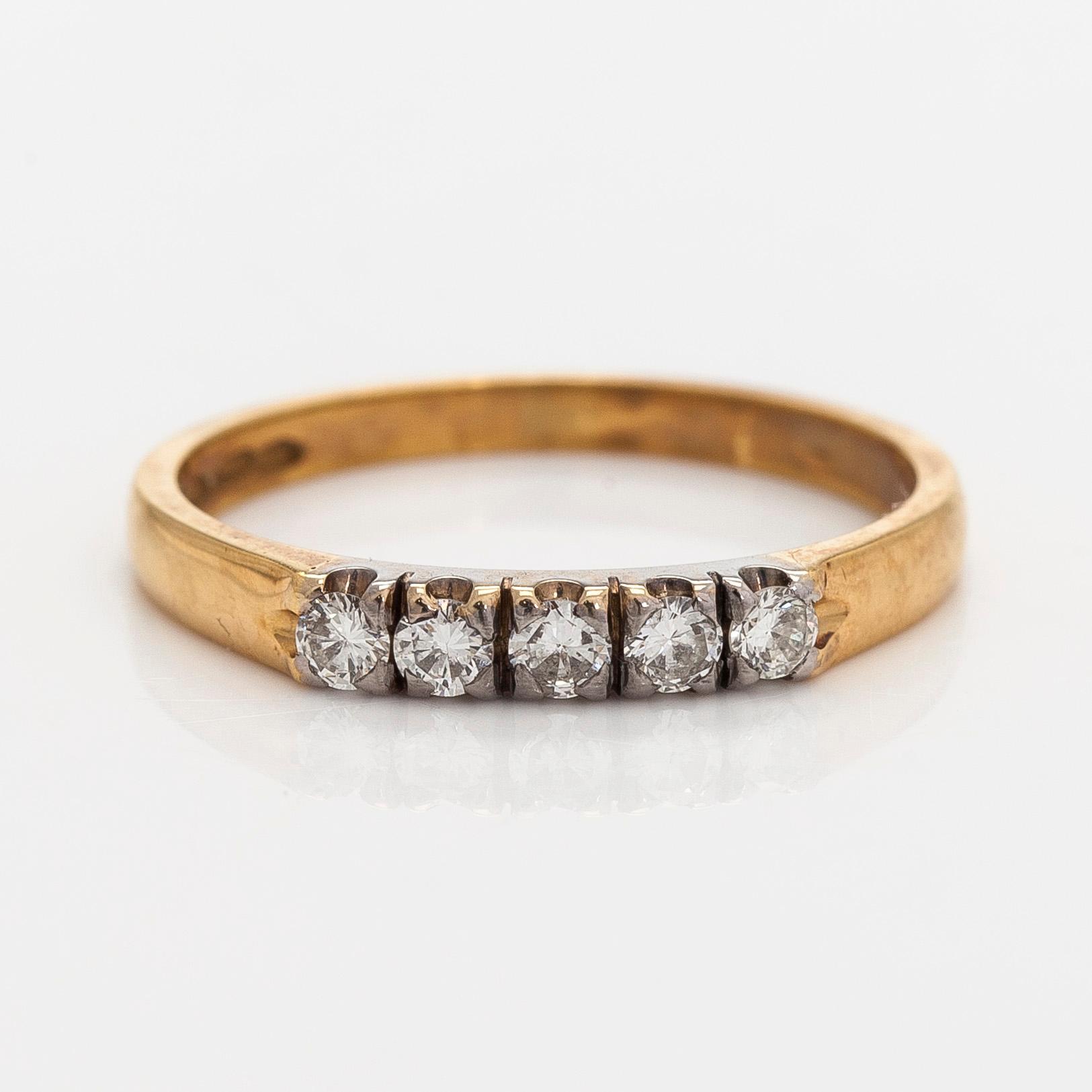 Ring, briljantslipade diamanter, 18K guld. Helsingfors 1991.