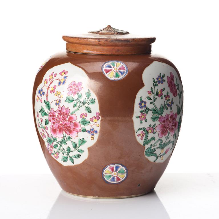 A famille rose and cappuciner brown jar, Qingdynasty, Qianlong (1736-95).