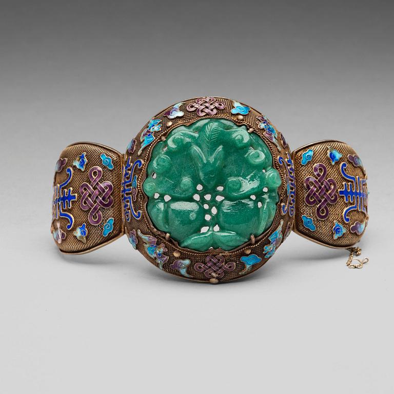 A filigree bracelet with inlays of cloisonné and a sculptured stone, Qing dynasty.