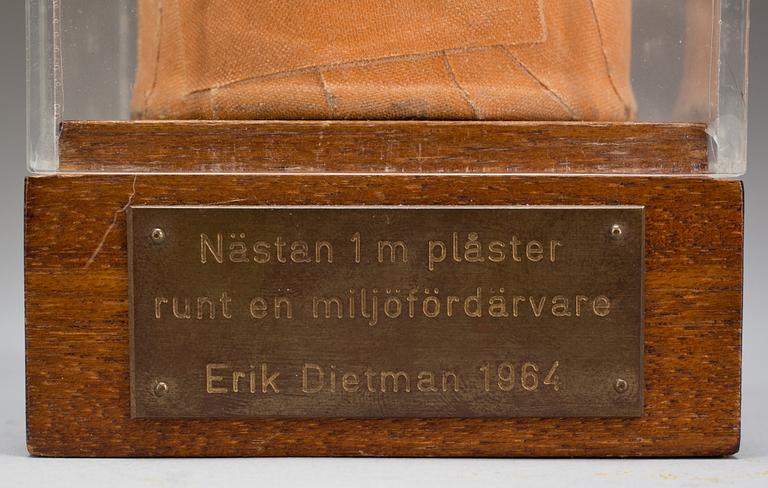 Erik Dietman, "Nästan 1 m plåster runt en miljöfördärvare".