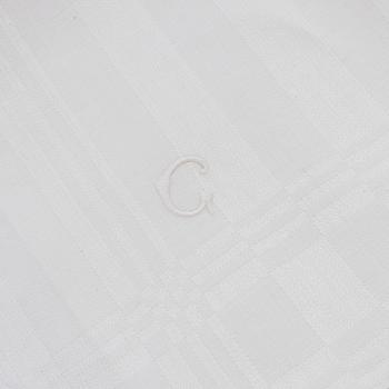 Två dukar och 7 servetter, linnedamast.