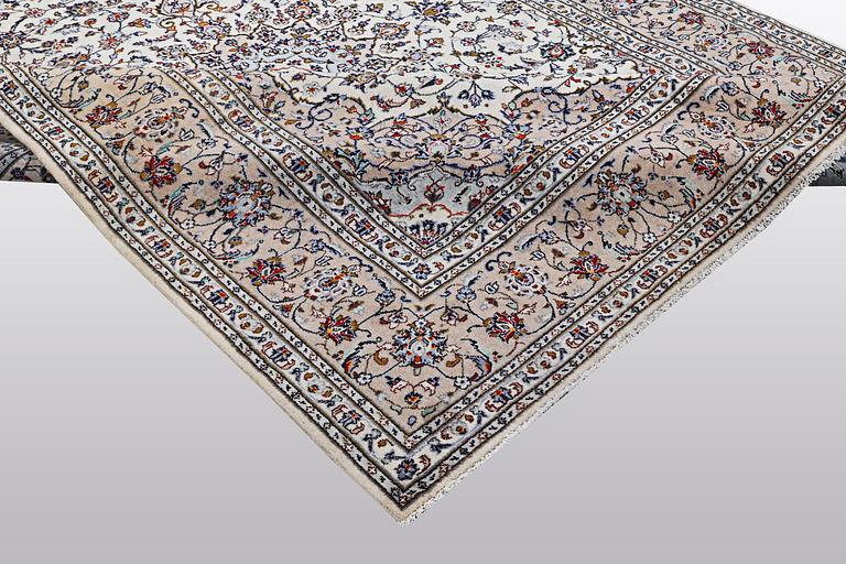 A carpet, Kashan, ca 344 x 245 cm.