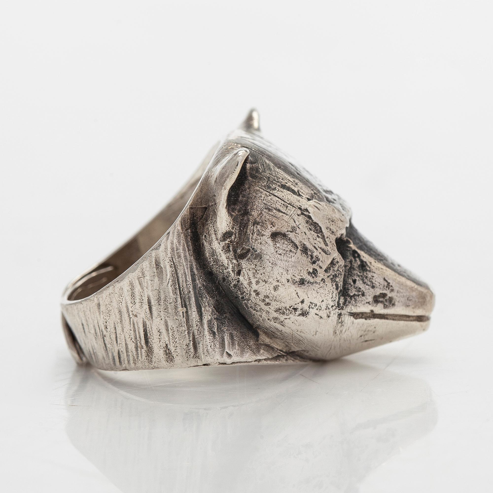 Eila Minkkinen, sormus, karhu, sterlinghopea, 2015.