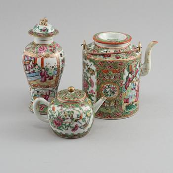 LOCKURNA samt TEKANNOR, 2 st, porslin, Kanton, Kina, omkring sekelskiftet 1900.