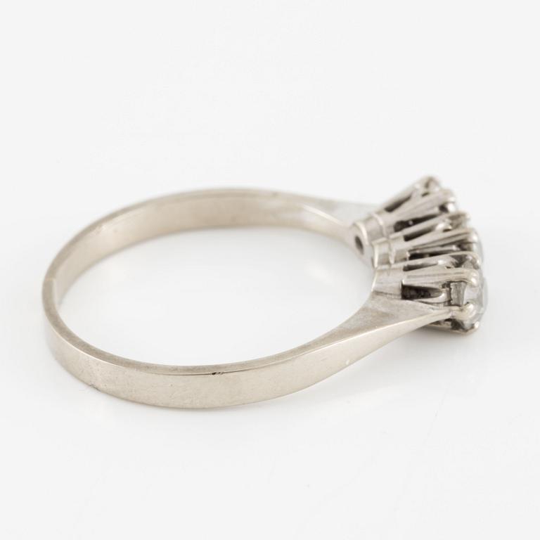 Ring, three-stone ring, 18K white gold with three old-cut diamonds.