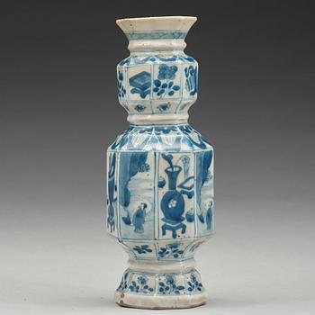 VAS, porslin. Qingdynastin, Kangxi (1662-1722).