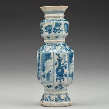 A blue and white vase, Qing dynasty, Kangxi (1662-1722).