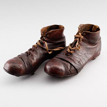FOTBOLLSSKOR, 1 par, brunt läder, 1900-talets första hälft.