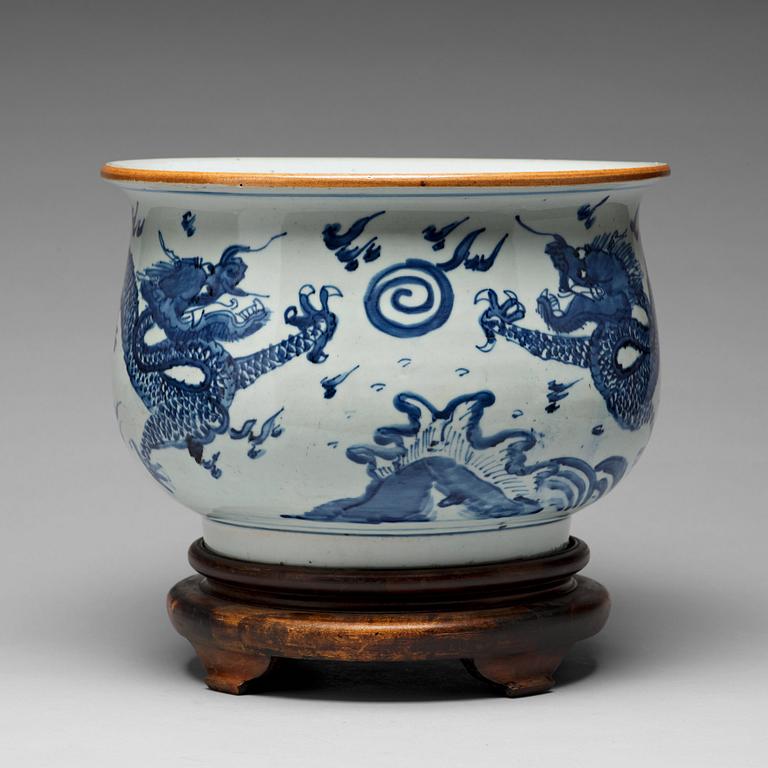 A large blue and white flower pot, Qing dynasty, 18th Century.