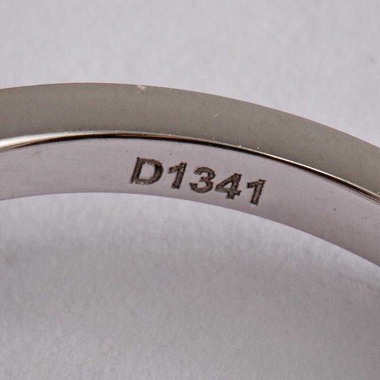 RING, 18k vitguld med 76 briljantslipade och 71 baguettslipade diamanter, totalt 1.34 ct. Vikt 5 g.