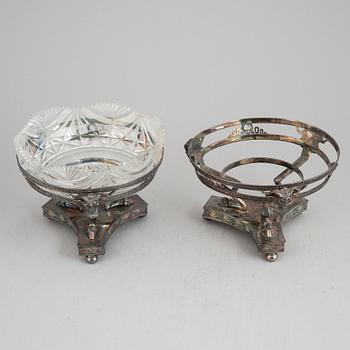 A pair of Gustavian style silver and glass bowls. A.G.Dufva, Stockholm, 1912.