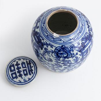 A blue and white porcelain ginger jar, China, late Qing dynasty, around 1900.