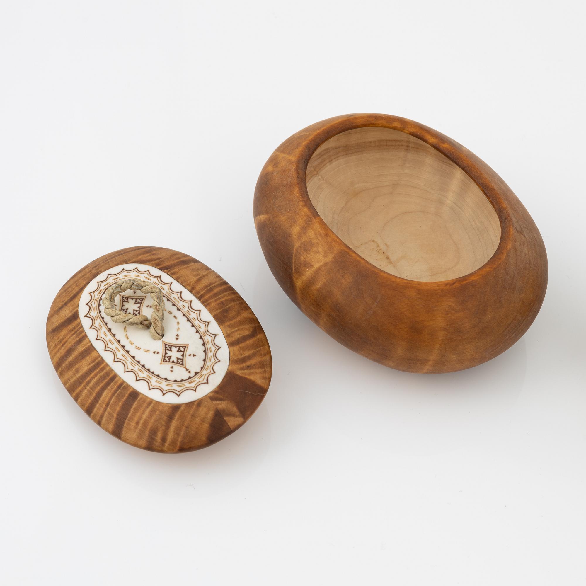 Lars Levi Sunna, ask, signerad LL Sunna. Samt kåsa, oidentifierad signatur.