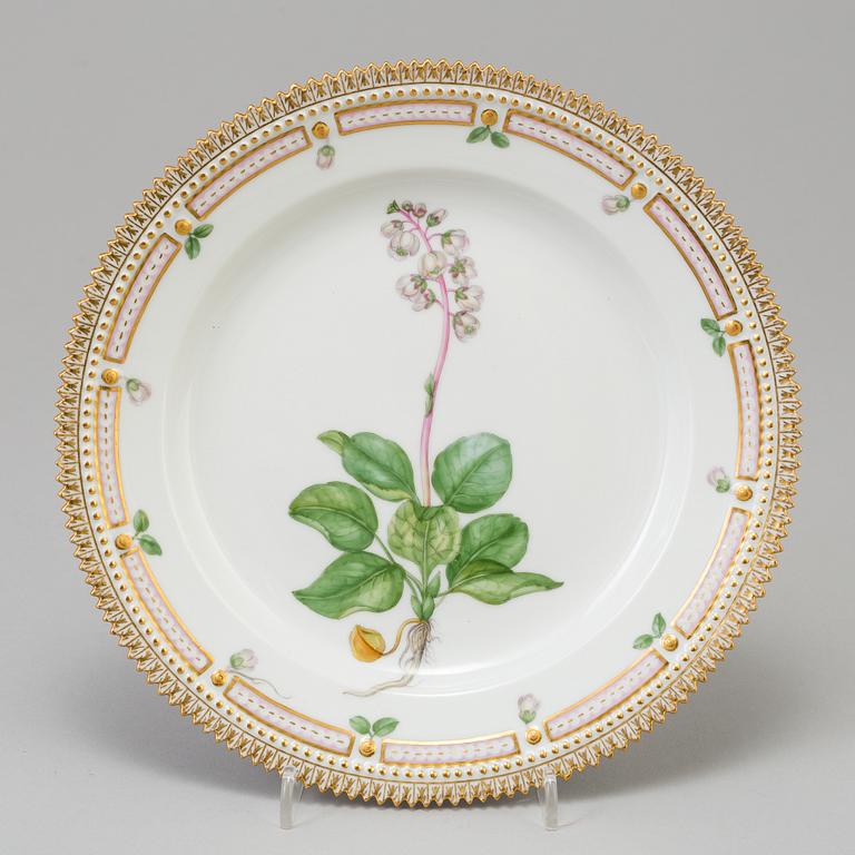 A set of five porcelaine Royal Copenhagen "Flora Danica" plates model #3550.