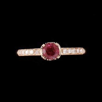 RING, 14k guld med turmalin 0,40ct och diamanter tot 0,10ct. Vikt ca 2,9 gram.