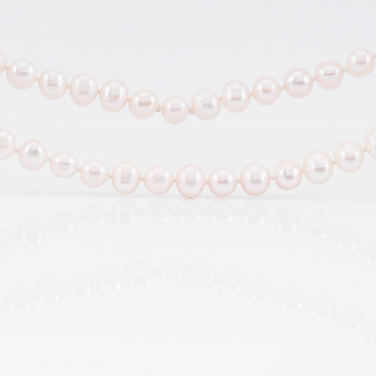 HALSBAND, vittonade odlade sötvattenspärlor.