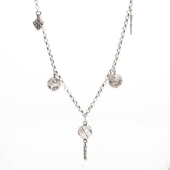 Kalevala Koru, kaulakoru, sterlinghopea. Helsinki 1970-luku.