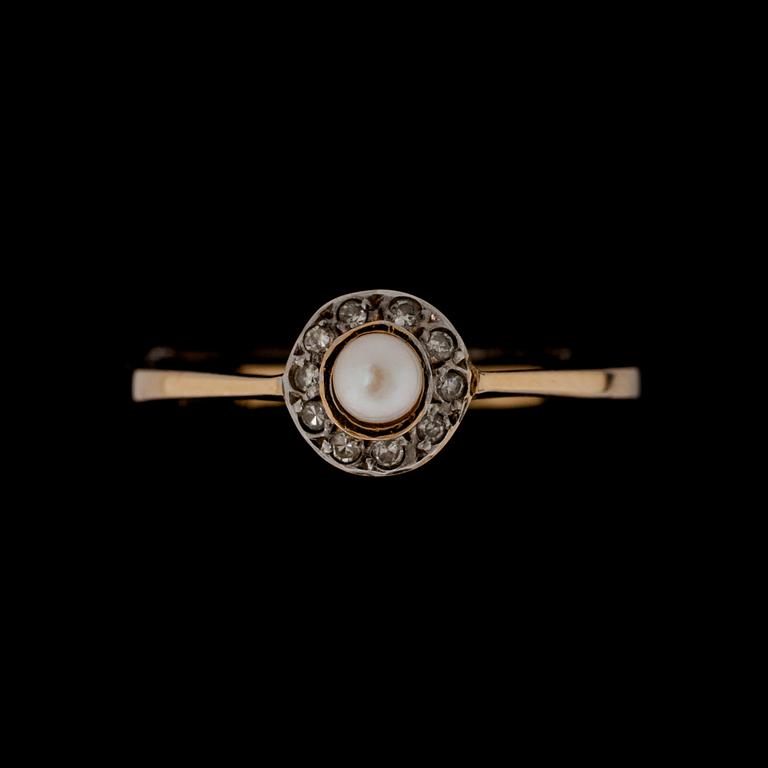 RING, 18 k guld med pärla samt diamanter. Vikt ca 1,9 g.