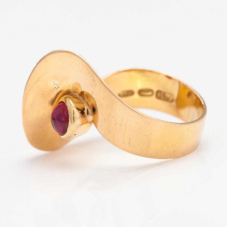 An 18K gold ring with a sapphire and a ruby. Helsinki 1958.