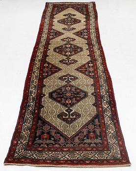 A runner carpetorient, 480 x 103 cm.