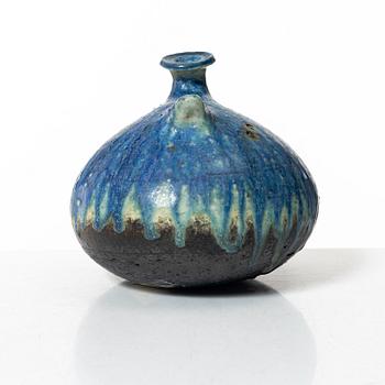 Francesca Mascitti-Lindh, a chamotte stoneware vase, Arabia, Finland.