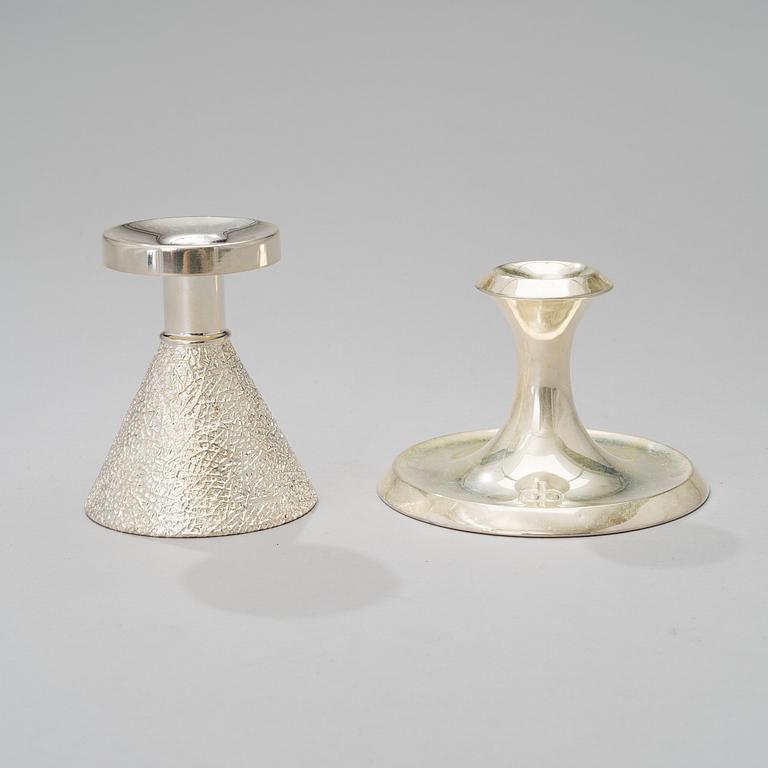 KYNTTILÄNJALKOJA, 2 kpl, hopeaa 830. Auran Kultaseppä, Turku 1970-luku.