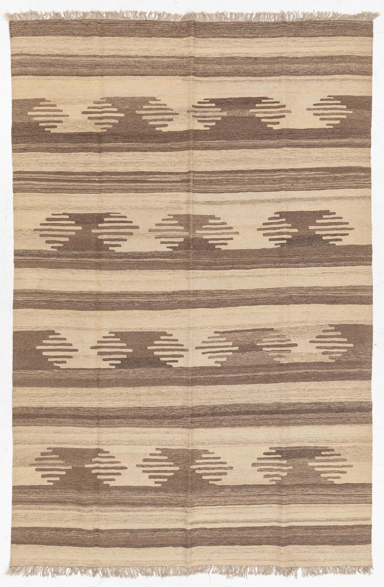 A persian kilim carpet, c. 293 x 195 cm.