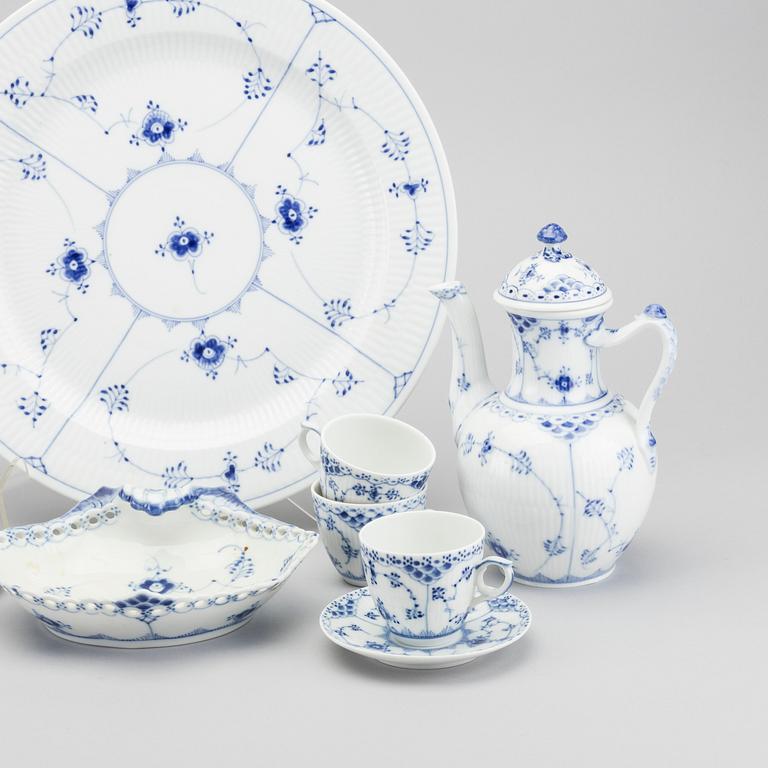 A SET OF 17 PIECES ROYAL COPENHAGEN "MUSSELMALET" PORCELAIN, Denmark.