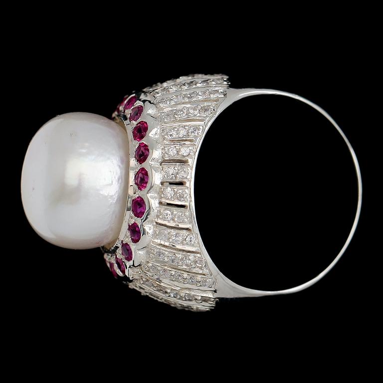 RING, vitguldspläterat sterlingsilver, odla pärla, vita safirer tot ca 0.50 ct, rubiner tot ca 0.54 ct.