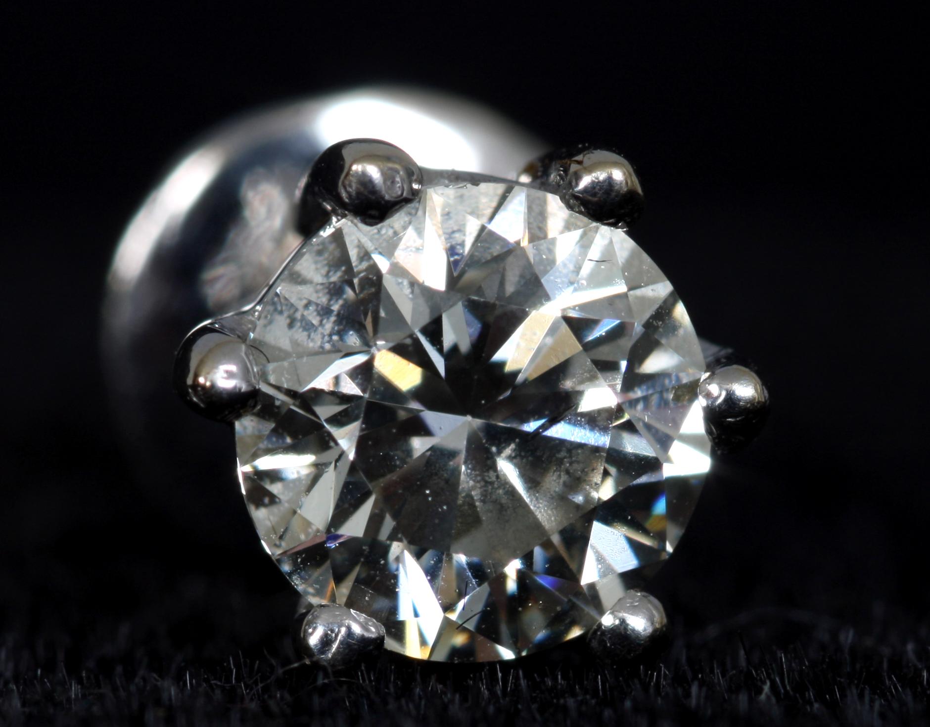 ÖRHÄNGEN, ett par, 18K guld samt briljanter, enligt intyg totalt 1.40 ct.
