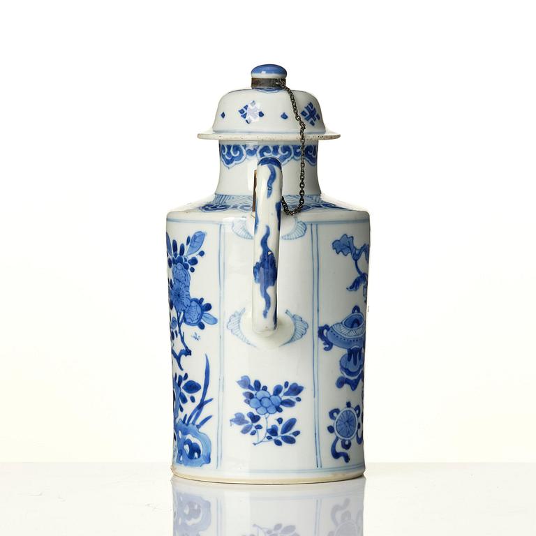 A blue and white tea pot with cover, Qing dynasty, Kangxi (1662-1722).