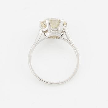 A platinum ring with a round brilliant-cut diamond.