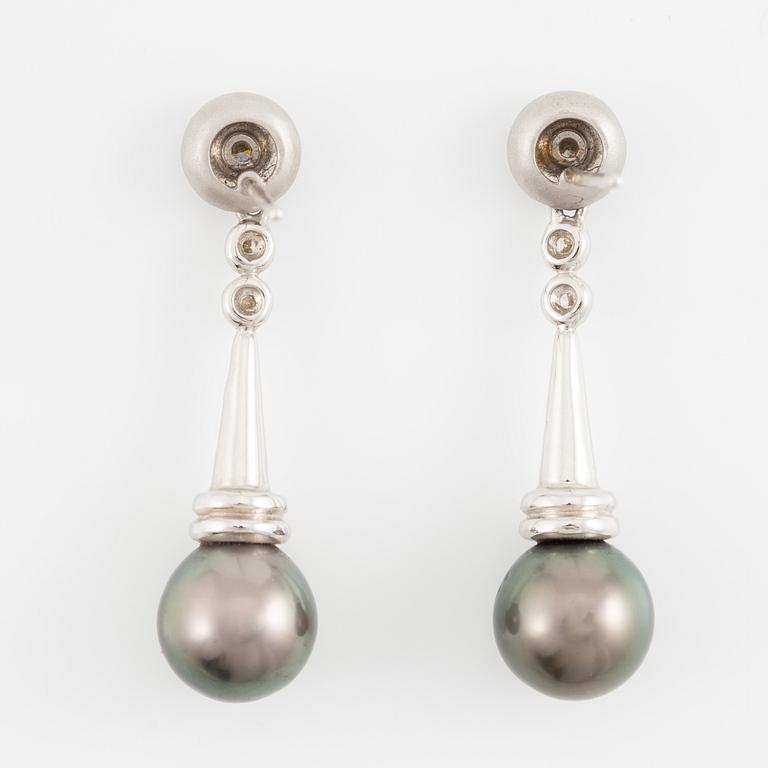 Ett par örhängen 18K vitguld med odlade pärlor och runda briljantslipade diamanter.
