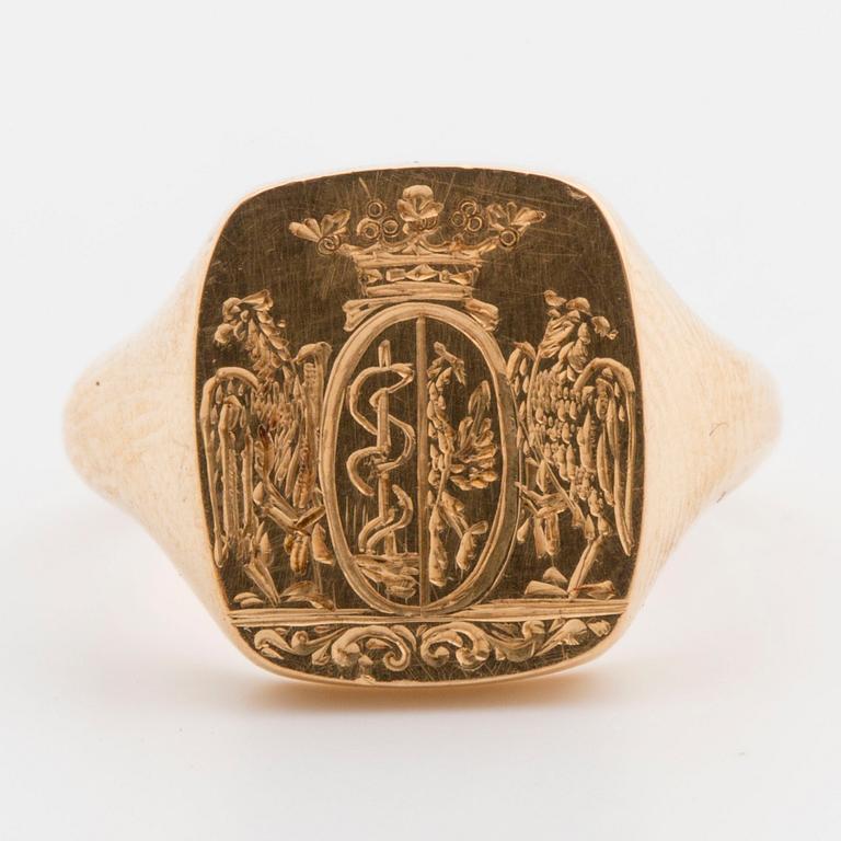 GENTLEMEN`S RING, 18K gold with engravings.