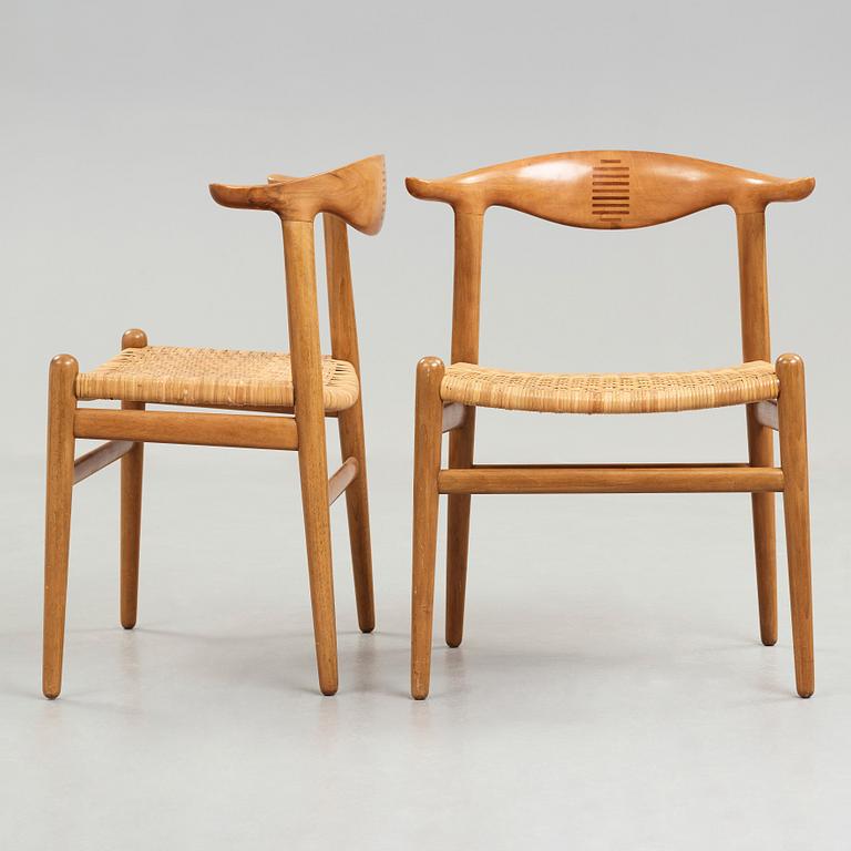 Hans J. Wegner, "Kohornsstolen/ Cowhorn chair", två stycken, "JH-505", Johannes Hansen, Danmark 1950-60.