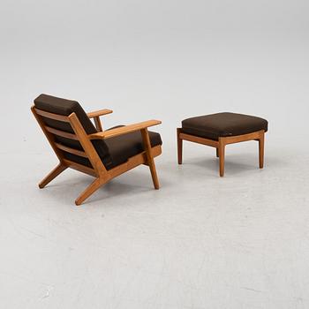 Hans J Wegner, fåtölj med fotpall, 'GE 290', Getama, Gedsted, Danmark.