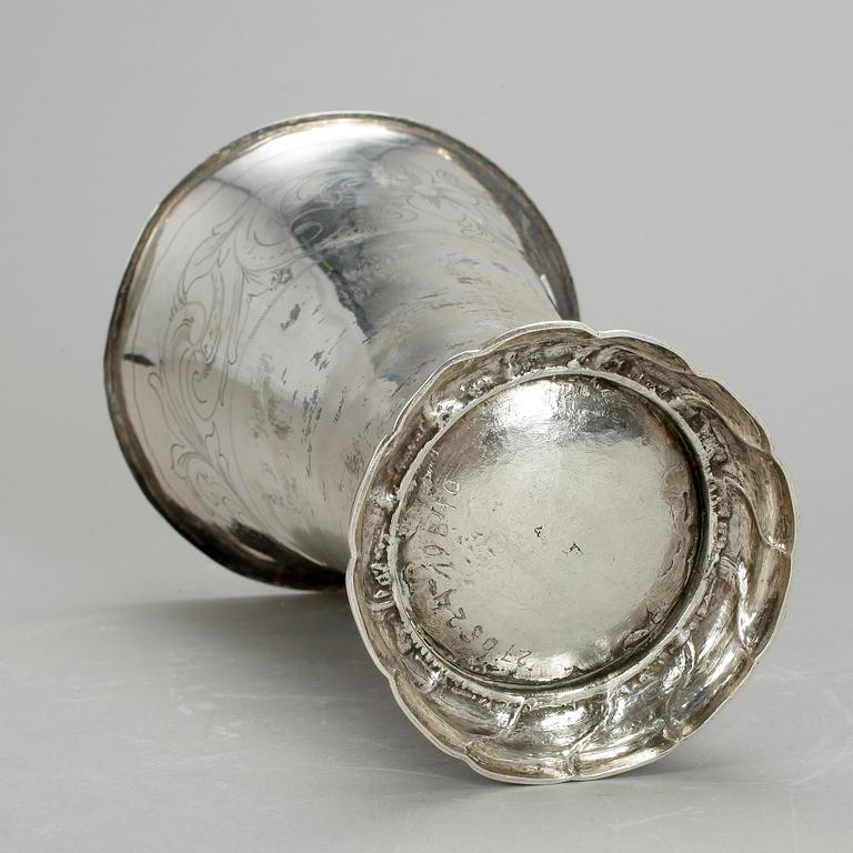 BÄGARE, silver, otydliga stämplar, 1700-tal. Vikt ca 302 gram.