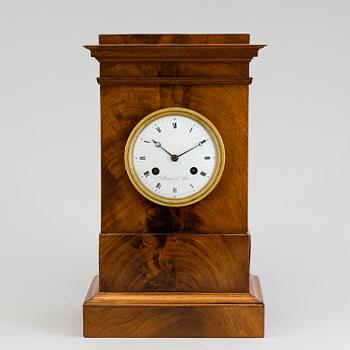 A French Empire mahogany mantle clock by Alexandre à Paris, first half of the 19th Century.