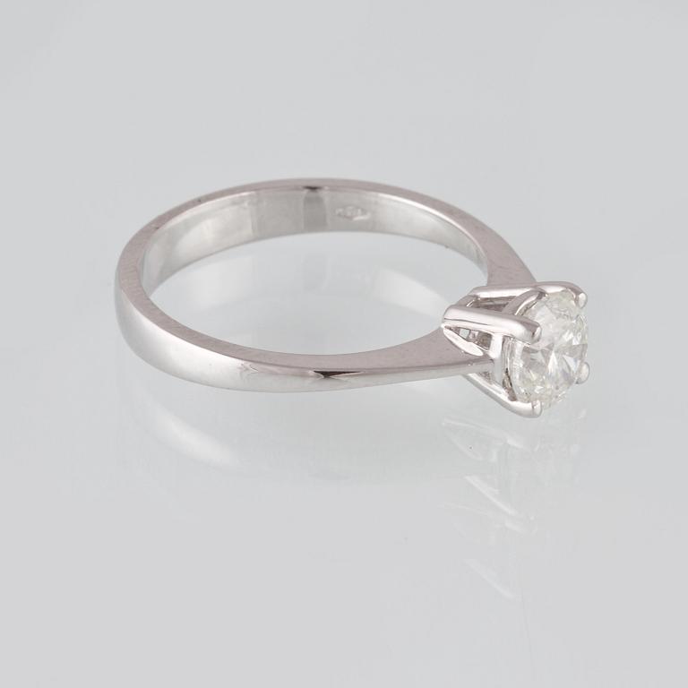 RING, 18K vitguld med briljantslipad diamant 1.00 ct, Milano, Italien. Vikt 3,5 gram.