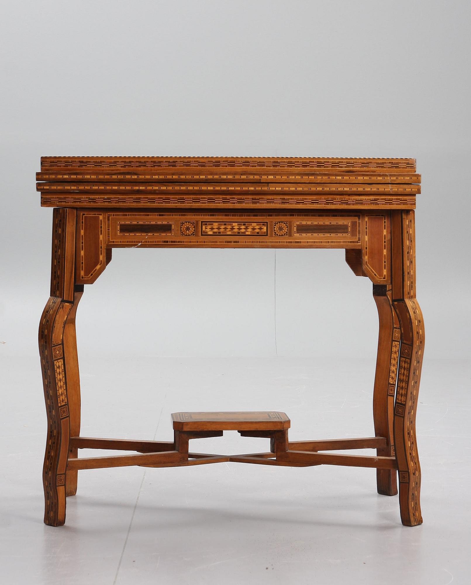 SPELBORD, orientaliskt, 1800-talets slut.