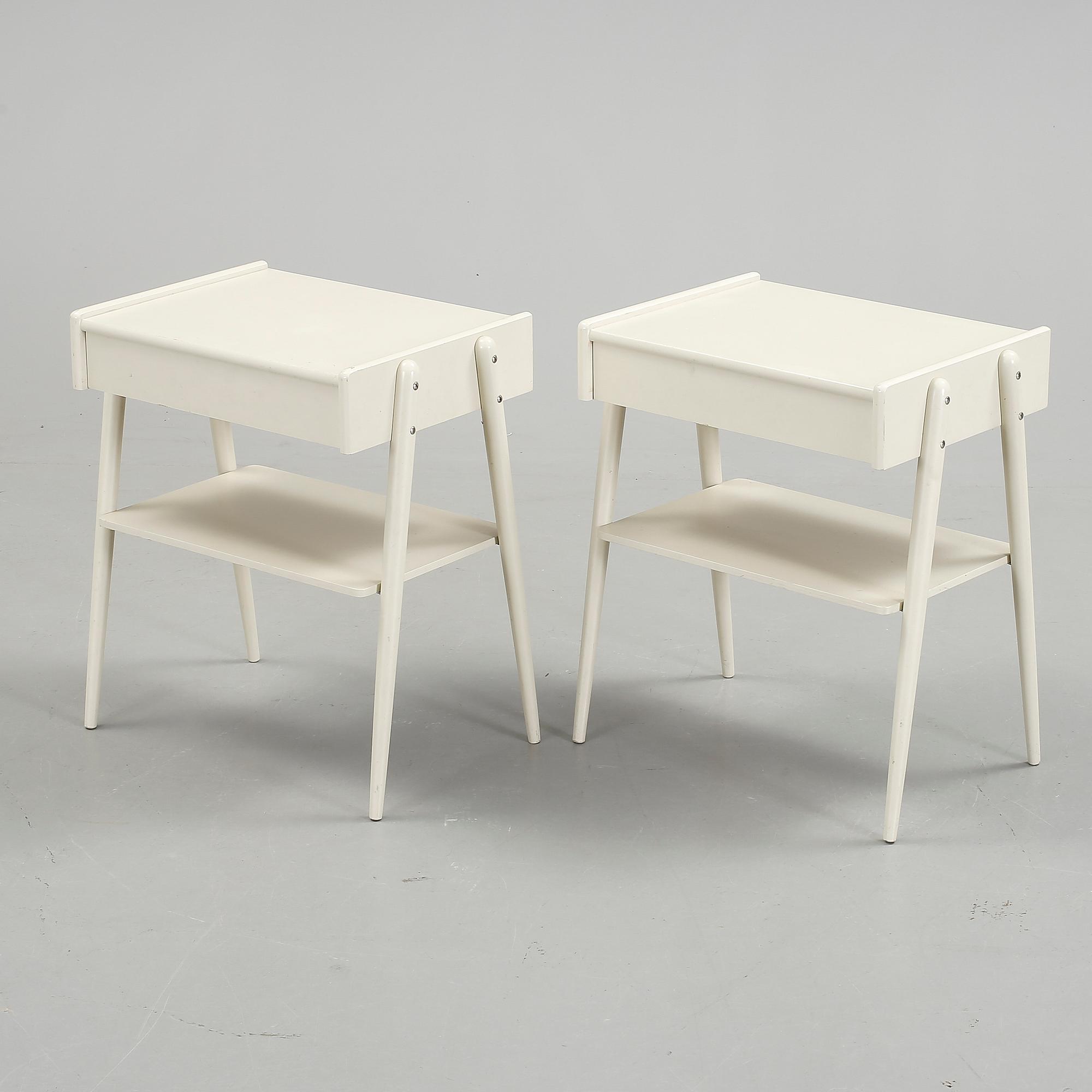 SÄNGBORD, grålackerade, 1950-tal.